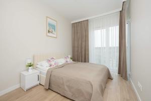Bright Apartment with a Balcony and Parking by Noclegi Renters