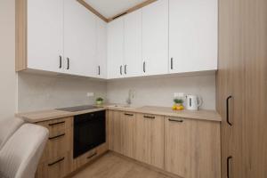Bright Apartment with a Balcony and Parking by Noclegi Renters
