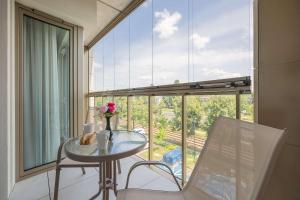 Bright Apartment with a Balcony and Parking by Noclegi Renters