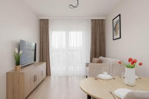 Bright Apartment with a Balcony and Parking by Noclegi Renters