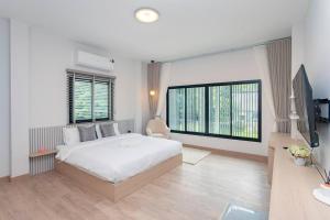 Minimalist 4BR Chiang Mai Home: Fits 10, Cozy.