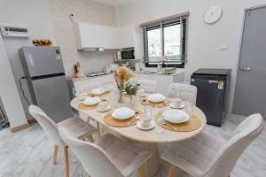 Minimalist 4BR Chiang Mai Home: Fits 10, Cozy.