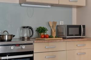 Spacious Apartment with a Balcony and Parking by Noclegi Renters