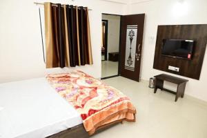 Hotel Chandram 966o9o1oo6 400mtr from shreenathji temple By SK