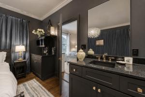 Modern Spacious 3 bed 3 12 bath suites