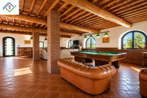 La Casina - Villa Toscana con Piscina Privata, Idromassaggio, Sauna, Palestra e Vista Panoramica a Riparbella