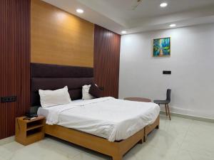 PLAY HOTEL BUDHA TOWER sector 18 metro