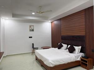 PLAY HOTEL BUDHA TOWER sector 18 metro