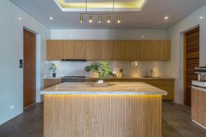 Villa Nishiki - Tropical 5BR Luxe Villa with 20m Pool, Gym & Karaoke