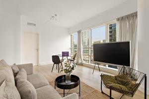 Silkhaus Vacation Homes Marina Quays 1BR & Study with Marina View