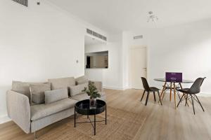 Silkhaus Vacation Homes Marina Quays 1BR & Study with Marina View