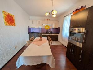 Mediterran Apartment mit Meerblick am Meer ca 180 Meter Luftlinie vom Strand