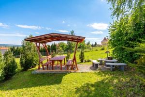 Karesz Holiday Home w Terrace & Garden - Happy Rentals
