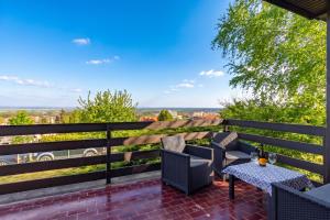 Karesz Holiday Home w Terrace & Garden - Happy Rentals