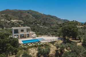 Euphoria Hill Luxury 3BR Villa with Private Pool & Sea View, By TK Premium Stays