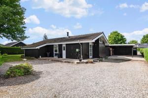 Cozy summer house, Dyngby Beach with private garden