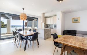3 Bedroom Amazing Apartment In Pakostane