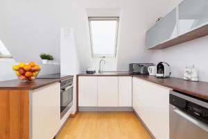Unique Apartment with Balcony and Parking by Noclegi Renters