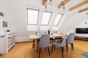 Unique Apartment with Balcony and Parking by Noclegi Renters