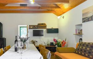 1 Bedroom Lovely Home In Korusce