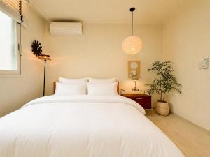 hongdae,6 people,5 minutes from Hongik Univ Station,direct airport bus, accessible to Itaewon, Seongsu, and Gangnam