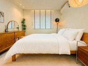 hongdae,6 people,5 minutes from Hongik Univ Station,direct airport bus, accessible to Itaewon, Seongsu, and Gangnam