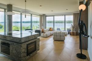 Stylish Waterfront Apartment - BOOK IT Warsaw