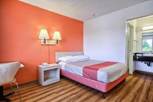 Double Room - Disability Access - Roll In Shower room in Motel 6-Fresno, CA - Blackstone South