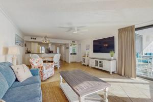 Gorgeous beachfront condo shared pool and beach access