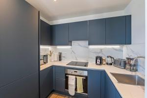 Luxe Stay 2BR 2BA 4 Stops To Wembley Sleeps 8