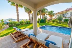 Coral6 villa with private pool and direct sea views