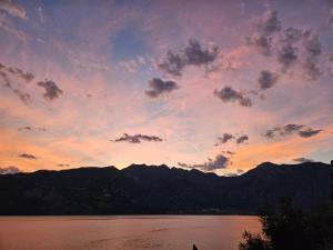 Panoramic Lake View & Garden Apartment