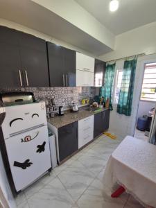 Chic 3BR Apartment with AC, Gated Residence, Route Immouzzar, Fès