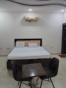 PLAY HOTEL PREET RESIDENCY couple friendly