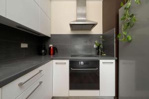 Stylish Apartment with a Bath and a Balcony in the City Centre by Noclegi Renters