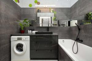 Stylish Apartment with a Bath and a Balcony in the City Centre by Noclegi Renters