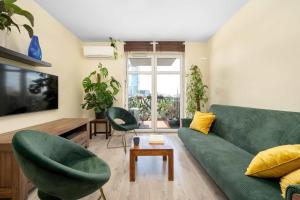 Stylish Apartment with a Bath and a Balcony in the City Centre by Noclegi Renters