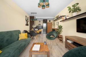 Stylish Apartment with a Bath and a Balcony in the City Centre by Noclegi Renters