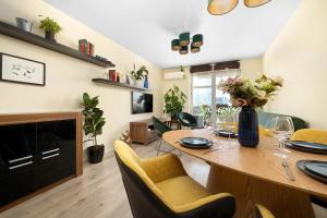 Stylish Apartment with a Bath and a Balcony in the City Centre by Noclegi Renters