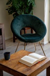 Stylish Apartment with a Bath and a Balcony in the City Centre by Noclegi Renters