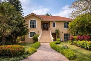 Luxury 5BR Villa with Private Pool and Garden