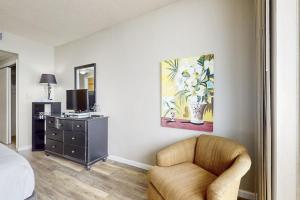 Cozy beachfront condo with shared pool and easy beach access