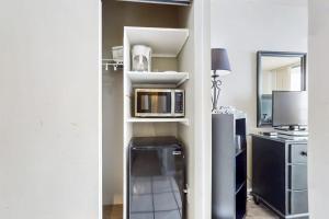 Cozy beachfront condo with shared pool and easy beach access