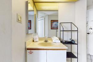 Cozy beachfront condo with shared pool and easy beach access