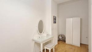 Cozy 1BR Apt with Living Room & Garden Included