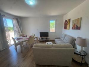 Appartamento in Villa con Piscina - Vicino al Mare