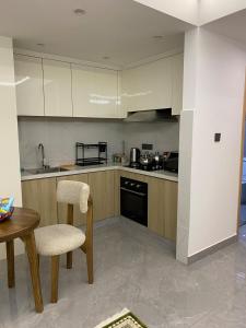 1BR Kilimani Apt Pool, Gym, Balcony, Junction Mall