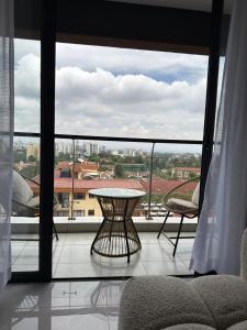 1BR Kilimani Apt Pool, Gym, Balcony, Junction Mall