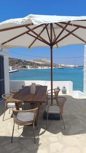 Almira Prassa Beach House Kimolos