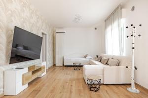 Villa Guerrazzi - 5 Bedrooms, 5 Bathrooms, Private Parking - P r a t u r e c c i Group